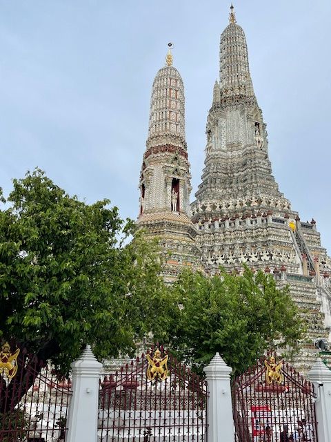 Wat Arun incontra Frühlingsrolle