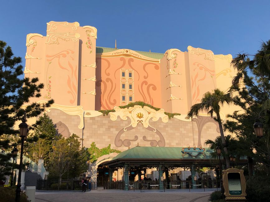 Disney World genau gegenüber vom Hilton Tokyo Bay ...