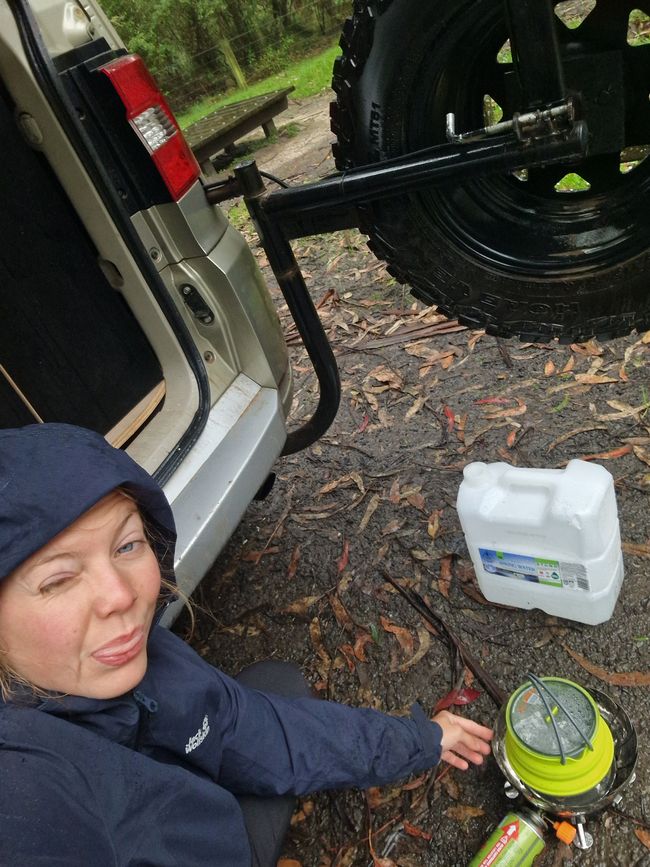 Marion opferte sich zum Kaffee machen im Regen