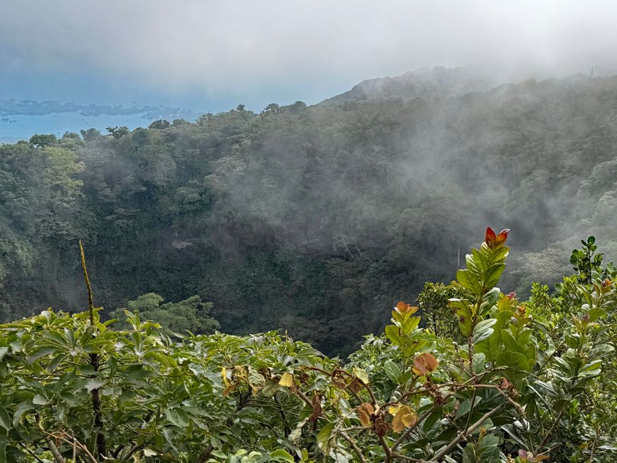 火山口边缘及湖的视野
