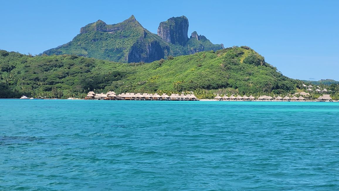 Esnórquel con raya y tiburones en el agua turquesa frente a Bora Bora.