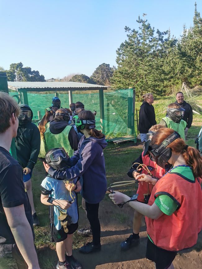 Slingshot Paintball Spiel mit einer Schulgruppe