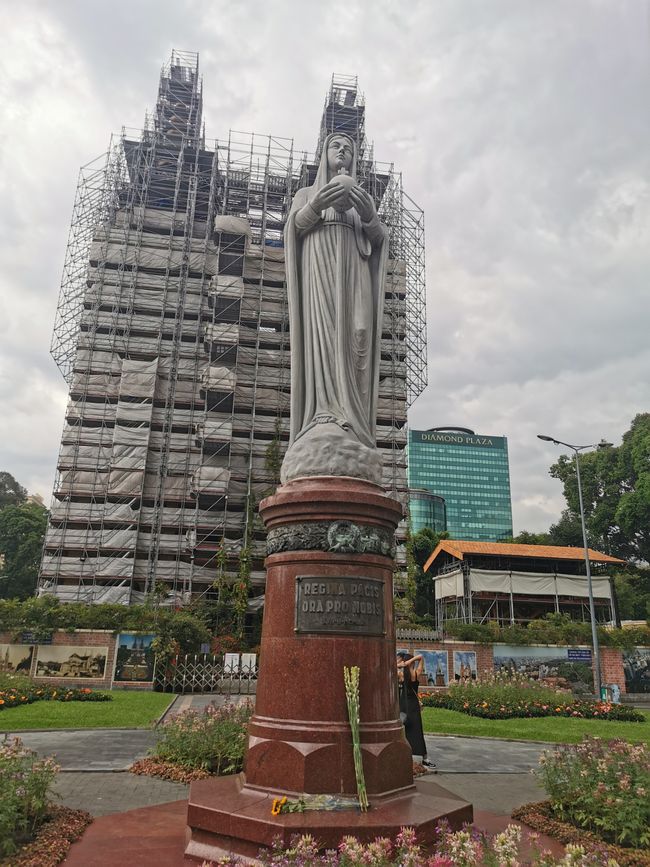 ... en todas partes se alza Ho-Chi-Minh ...