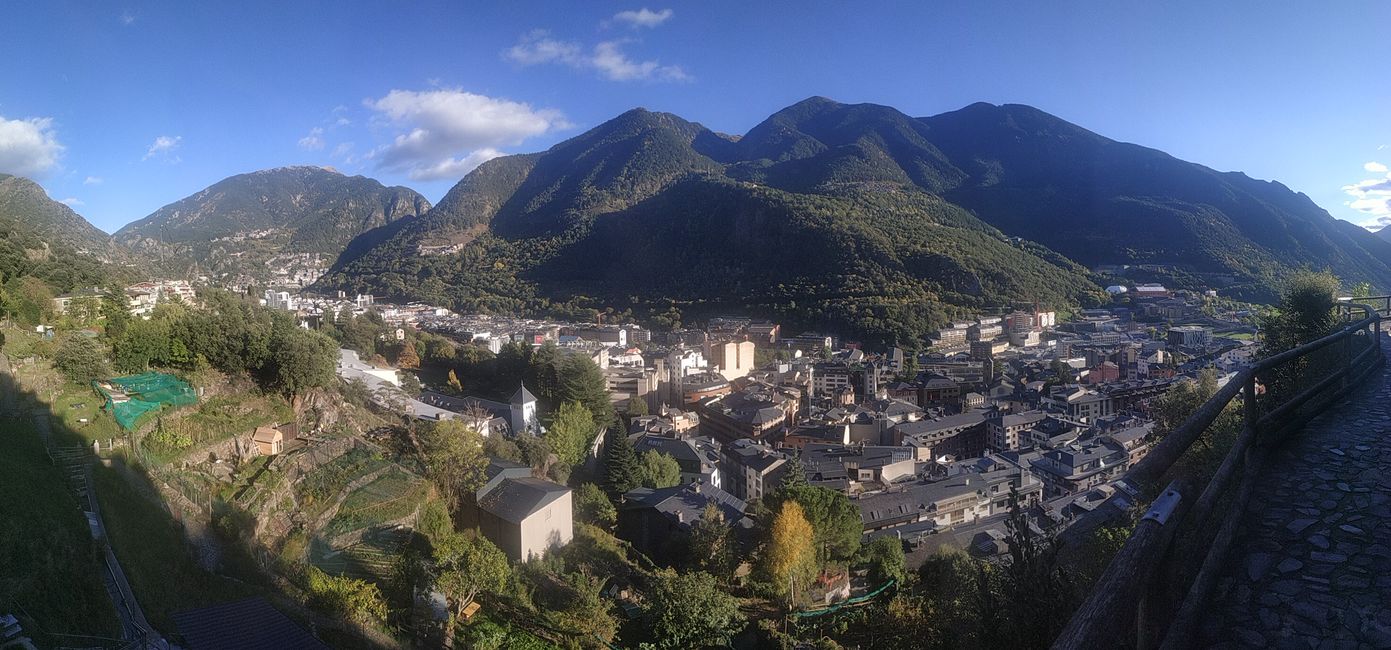 Panoramablick auf Andorra la Vella (Oktober 2024)