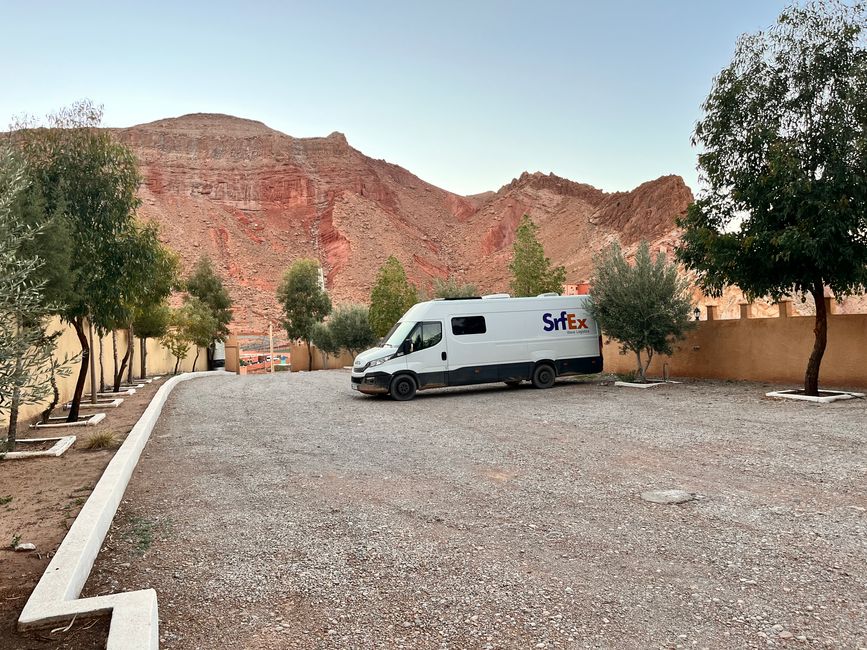 In Morocco, you can often sleep on hotel parking lots with your motorhome - eating in the hotel is then expected