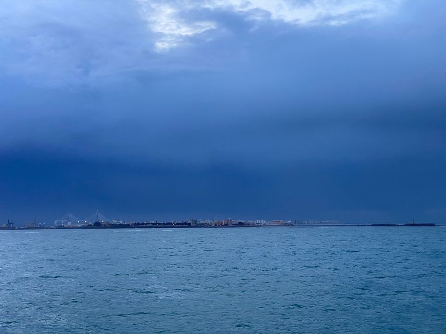 Ankunft in Cadiz mit dramatischem Himmel - große Unwetter haben Südspanien zur Zeit im Griff