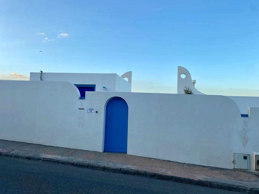 Typisch für Spanien - hinter dieser Mauer verbirgt sich eine einmalig schöne Villa in Playa Hombre, die wir in der Vergangenheit mehrfach gemietet haben