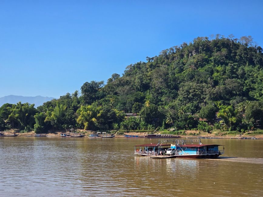 Une journée au bord de la rivière et les petits temples de l'autre côté de la rivière