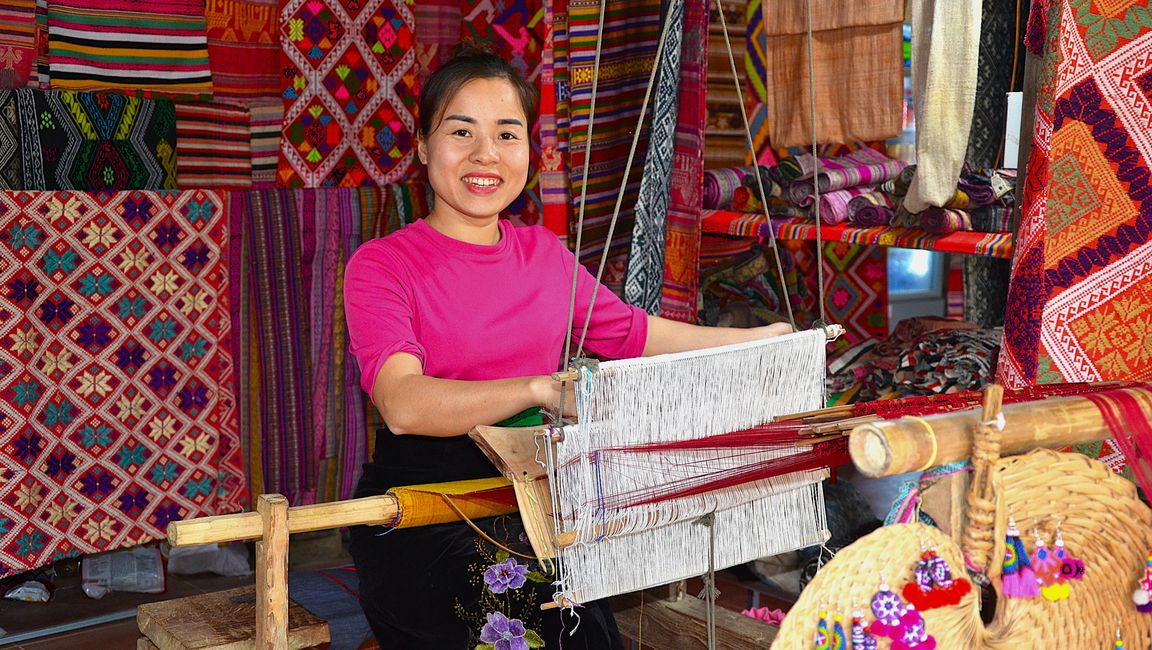 Tisseuse au village de Lan