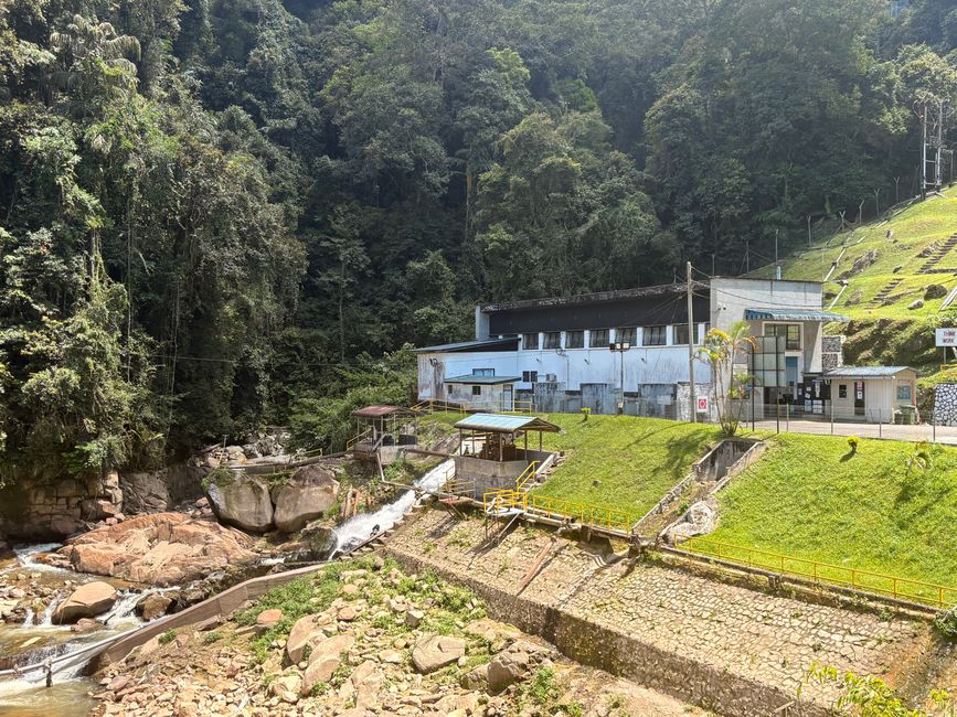 kleines Wasserkraftwerk auf dem Weg