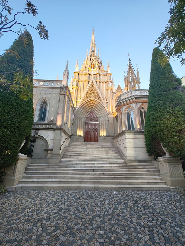 Random Kirche im gotischen Baustil. Ist aber keine wirkliche Kirche sondern eine Location zum Heiraten.