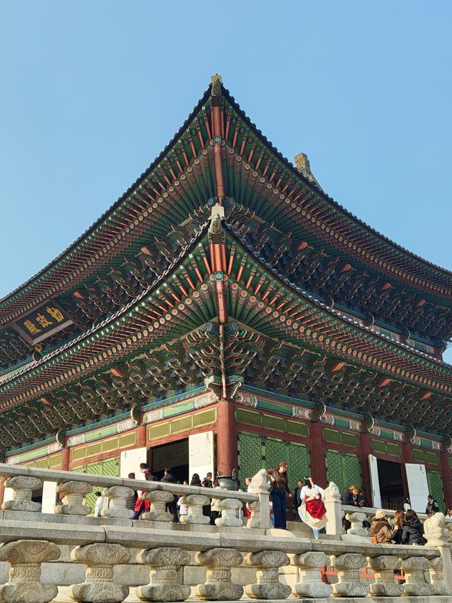 Un palais au milieu de la grande ville