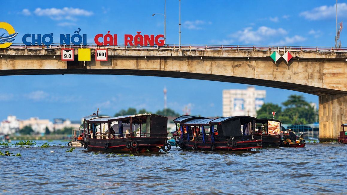 Am Eingang zum schwimmenden Markt