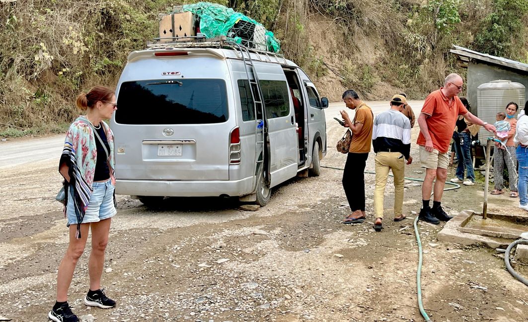 Schwer beladener Minibus