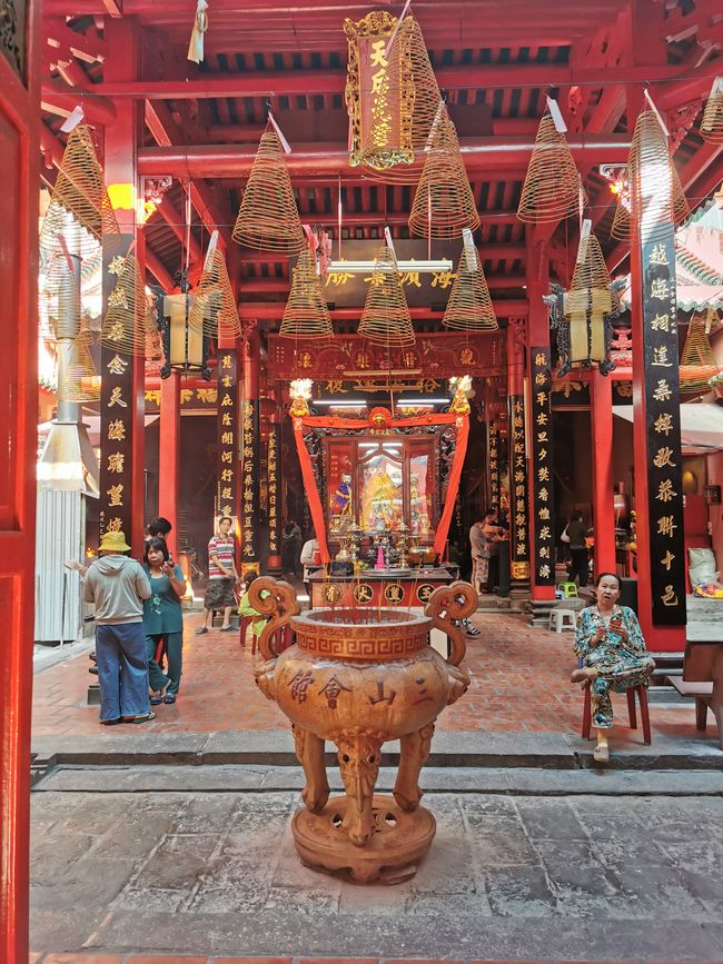 ... la dame à droite me raconte en chinois que la photographie n'est pas autorisée ici...