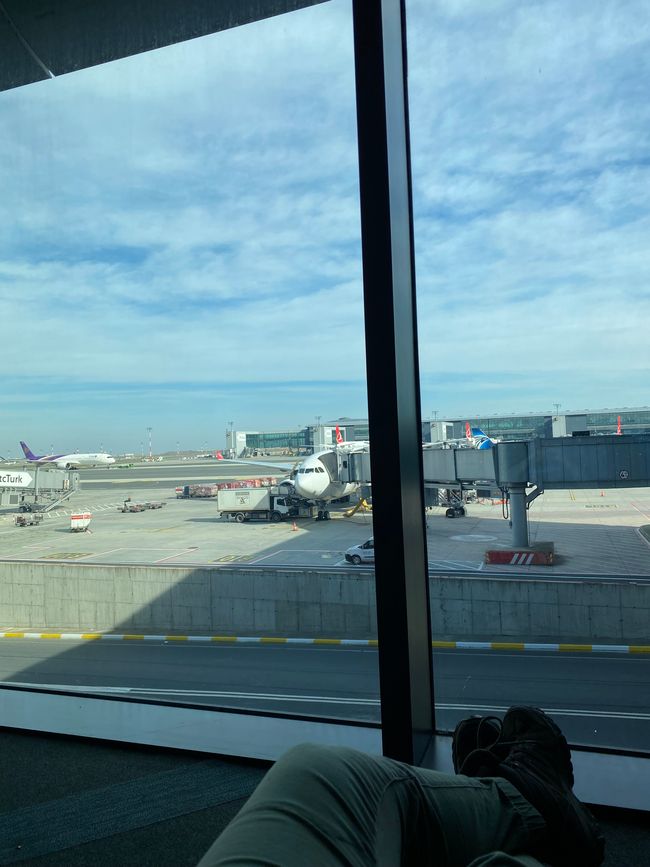 Aufenthalt in Istanbul - Flughafenmitarbeitern zuschauen