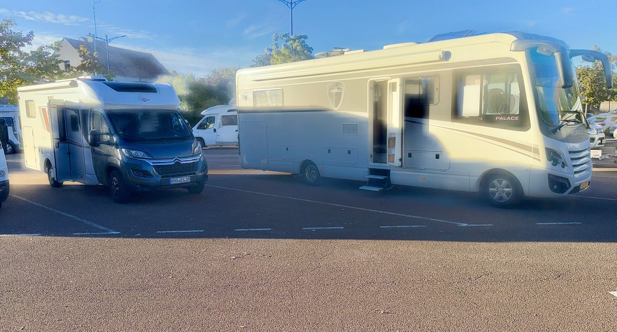 Our motorhome (on the left) is not small at just under 7.50 meters ...