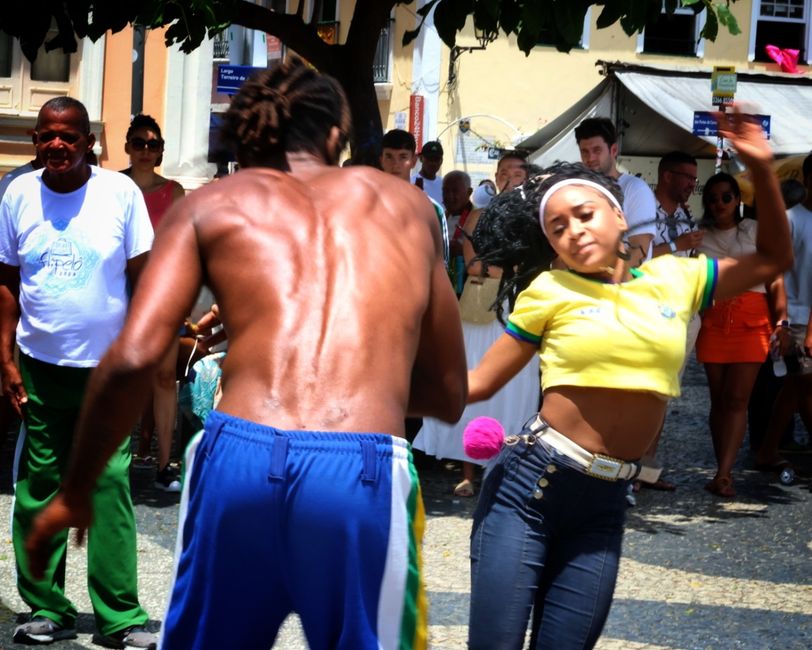 Capoeira entwickelte sich während der Sklavenzeit in Brasilien und findet heute auch immer mehr Zuspruch von Frauen