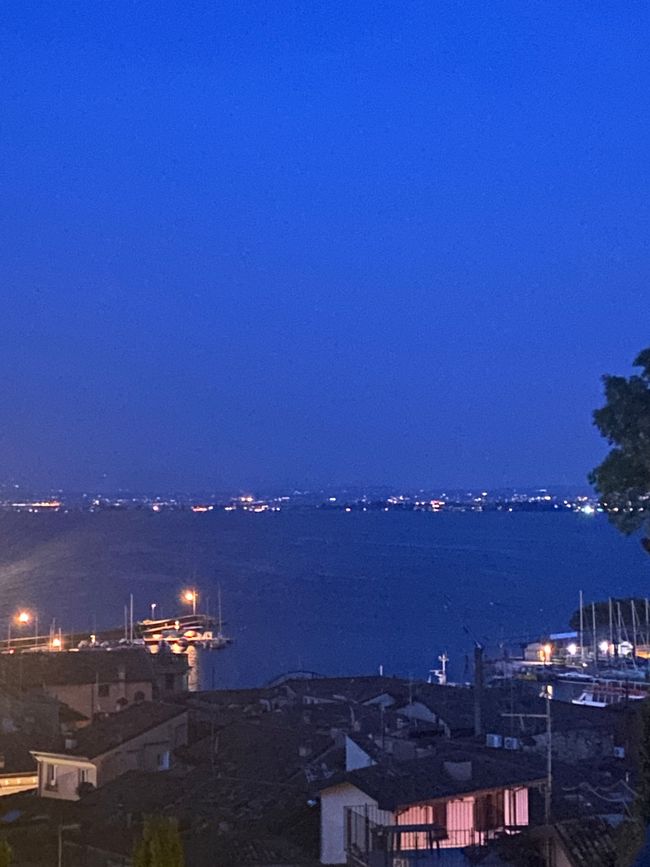 Letzte Blicke über den nächtlichen See