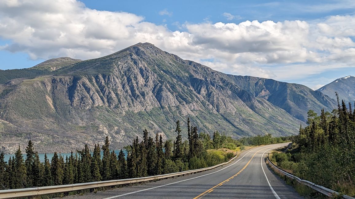 Day 21: Around Whitehorse: Husky Puppies, Emerald Lake & the smallest desert in the world