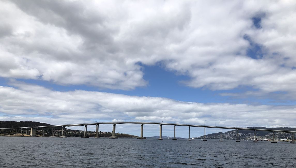 ... und auf dem Dervent River geht es unter der Tasman Bridge durch