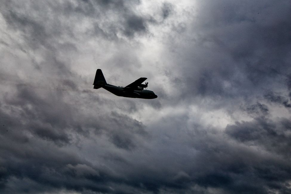 Flugzeuge und Fallschirmspringer