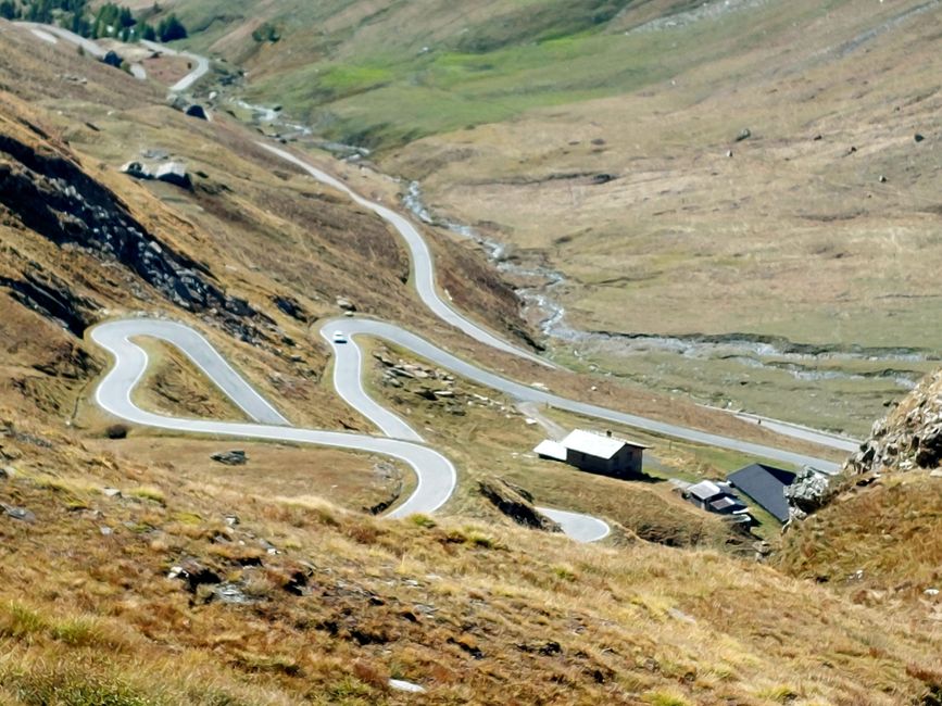 Am Talende windet sich die Straße auf über 2.700m hoch