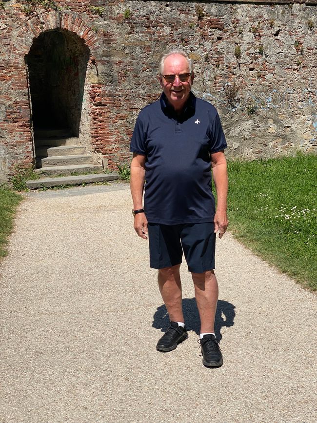 På väg in genom muren.