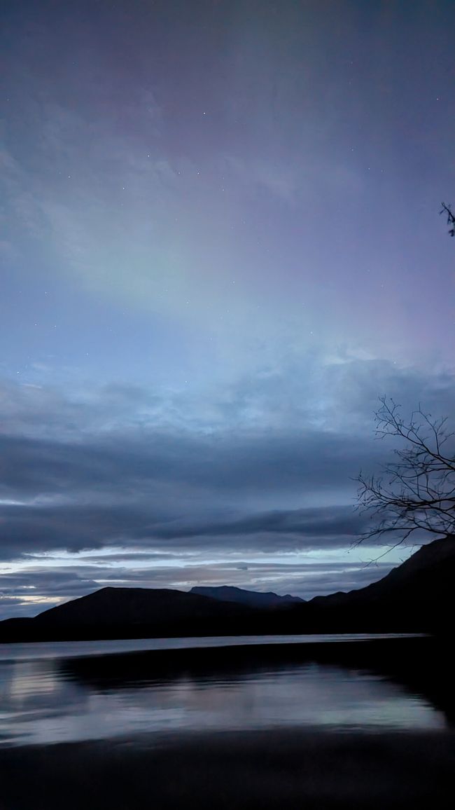 Auroras boreales a medianoche - apenas visibles