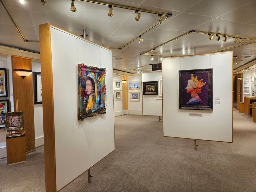 An Bord kann auch hochwertige Kunst erworben werden. Hier Bilder von Queen Elisabeth II