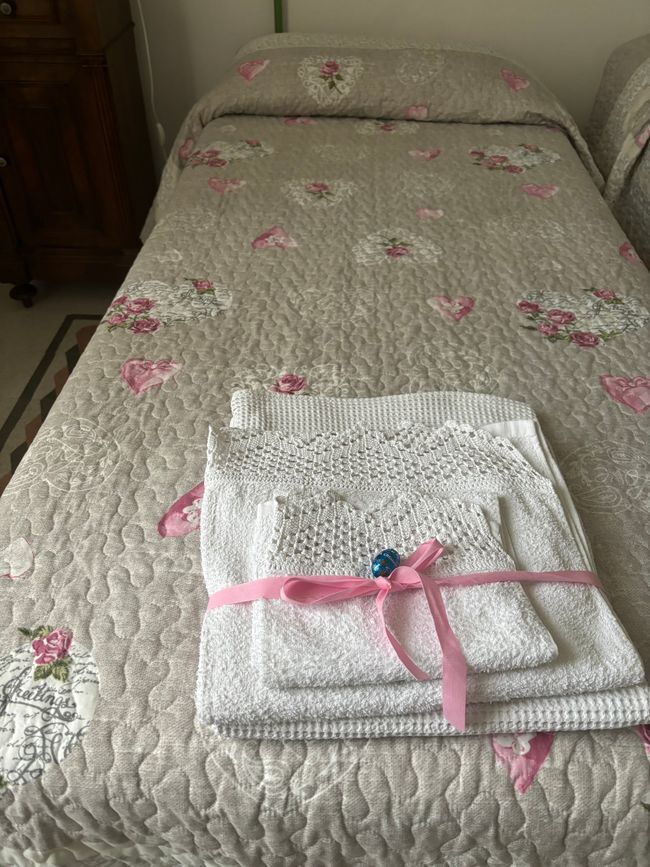 Heute Luxus in Emanuelas B&B: Handtücher mit rosa Schleife, Rosen aus dem Garten im Zimmer und im Bad, eine Badewanne!!!