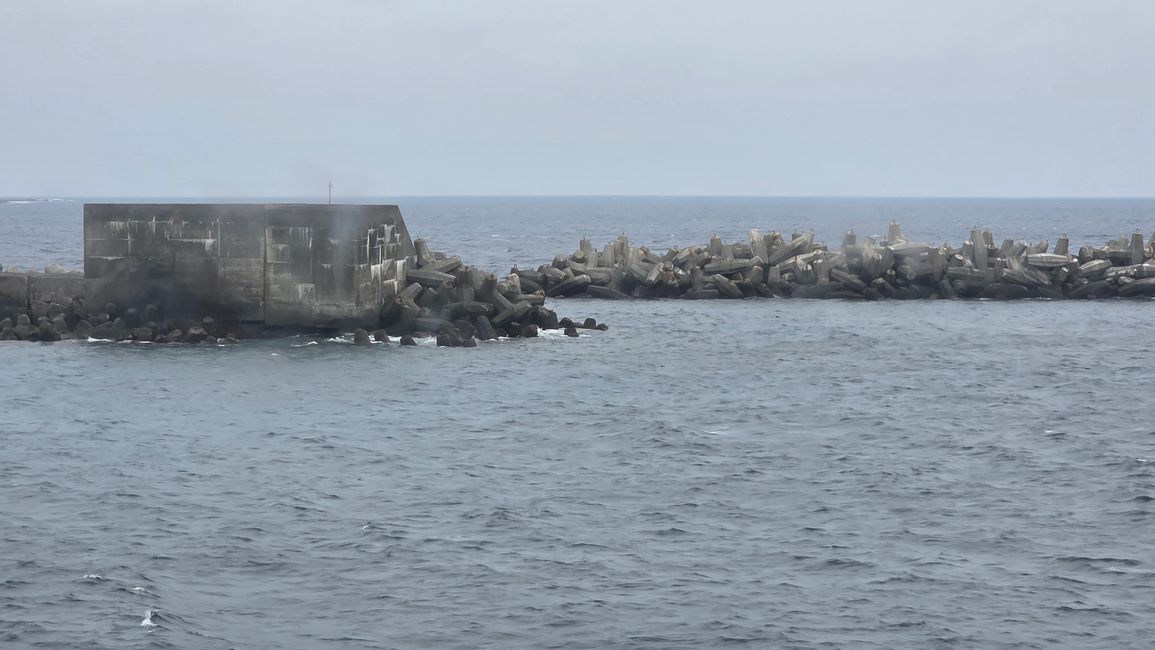 Une île avec deux montagnes