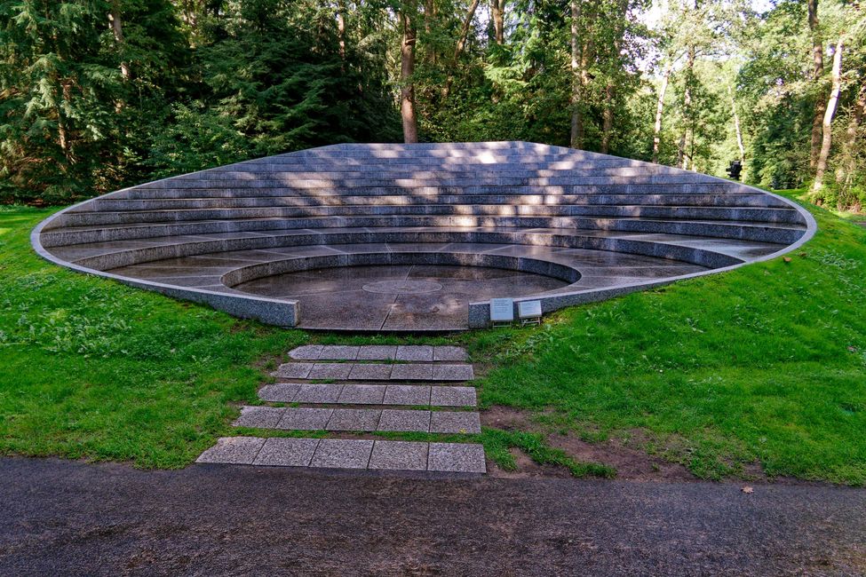 Marta Pan: Amphitheater