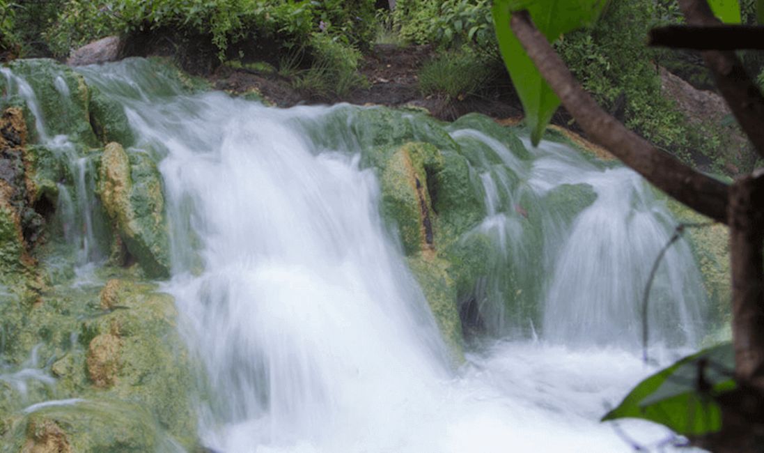 Mengeruda, aguas termales