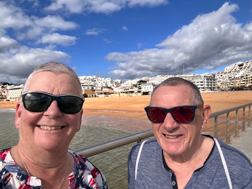 Ein Tag am Meer: Strandspaziergang in Albufeira