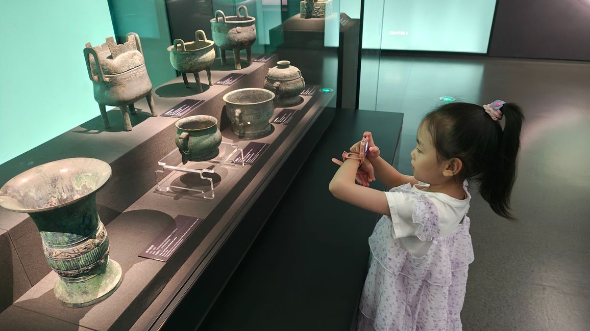 Il bambino scatta foto con il suo smartwatch