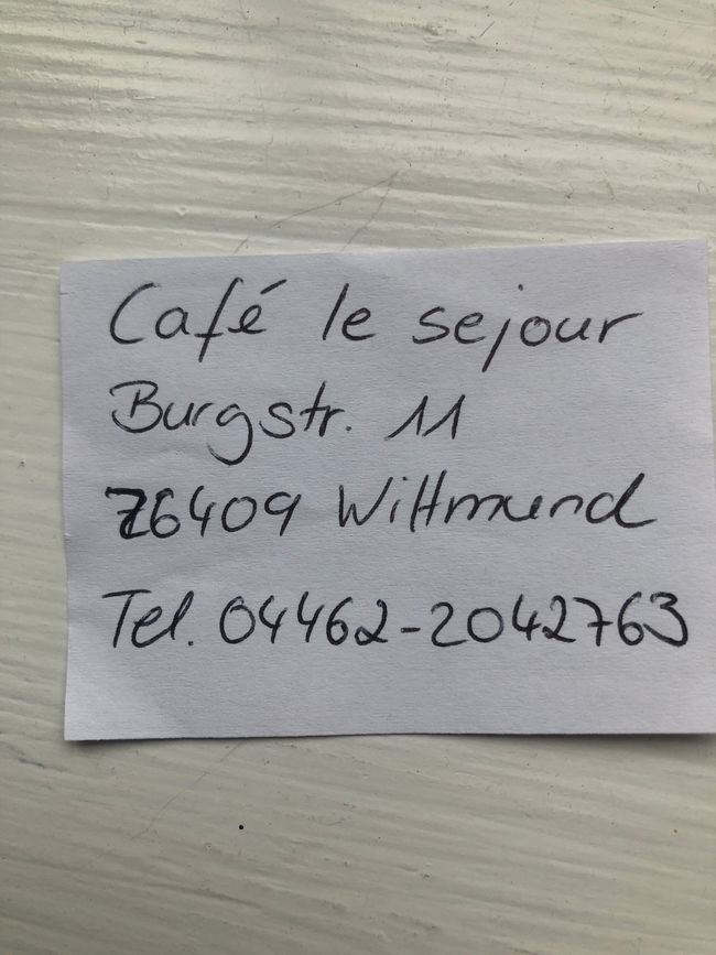 In diesem Café wird u.a. Wein vom Kaiserstuhl angeboten