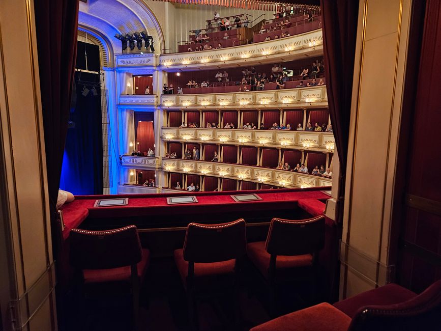 2025 - Julio - Viena - Hazel Brugger en la Ópera de Viena