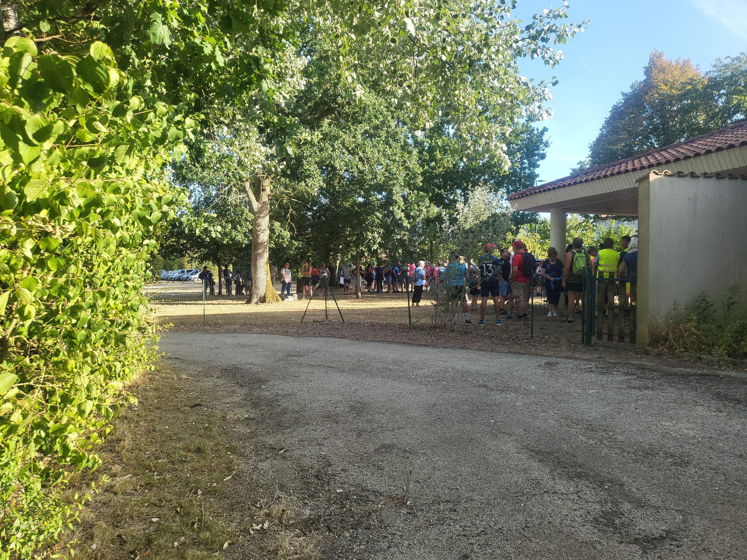 rencontre du groupe de randonnée local au camping