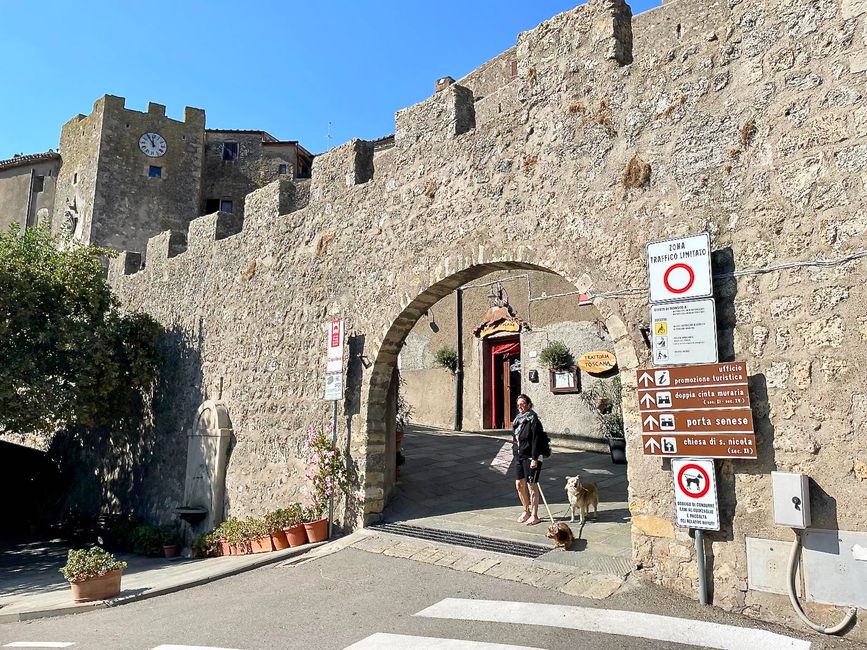 La porte du château à Capalbio. La commune, qui compte près de 4 000 habitants, fait à juste titre partie des plus beaux endroits d'Italie.