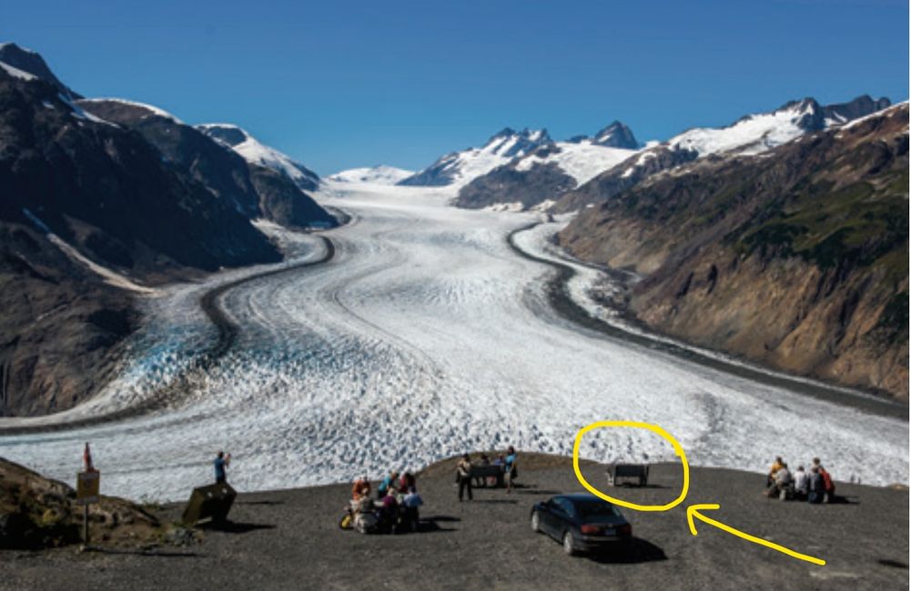 DA ist die Bank mit Aussicht auf den Salmon Glacier im Prospekt