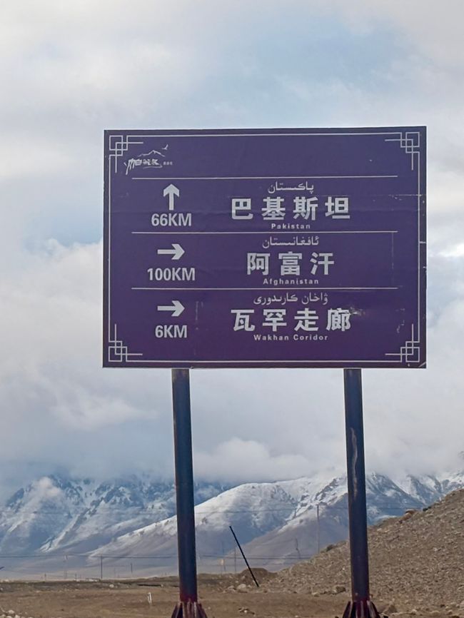 Pakistan/Cina Friendship border al Passo Khunjerab. Qui dovevamo aspettare nel parcheggio, ma almeno con una bella vista e con tante marmotte fischianti.