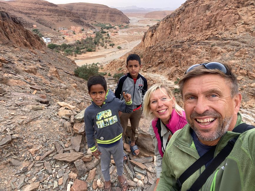 Die beiden Jungs zeigen uns den Weg - gegen eine kleine Belohnung