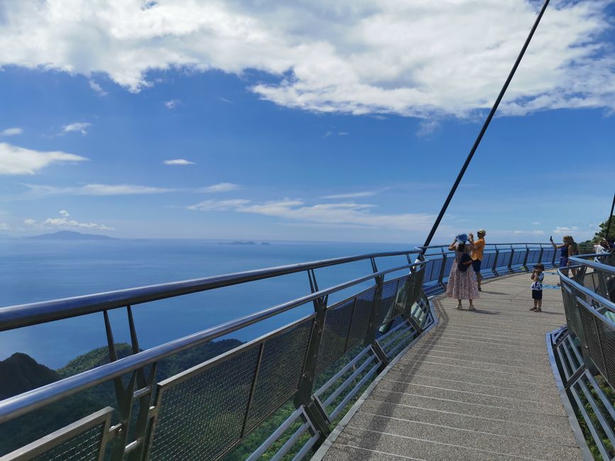 ... und im gewissen Sinne schwingt die Brücke im Wind ganz gut mit ...