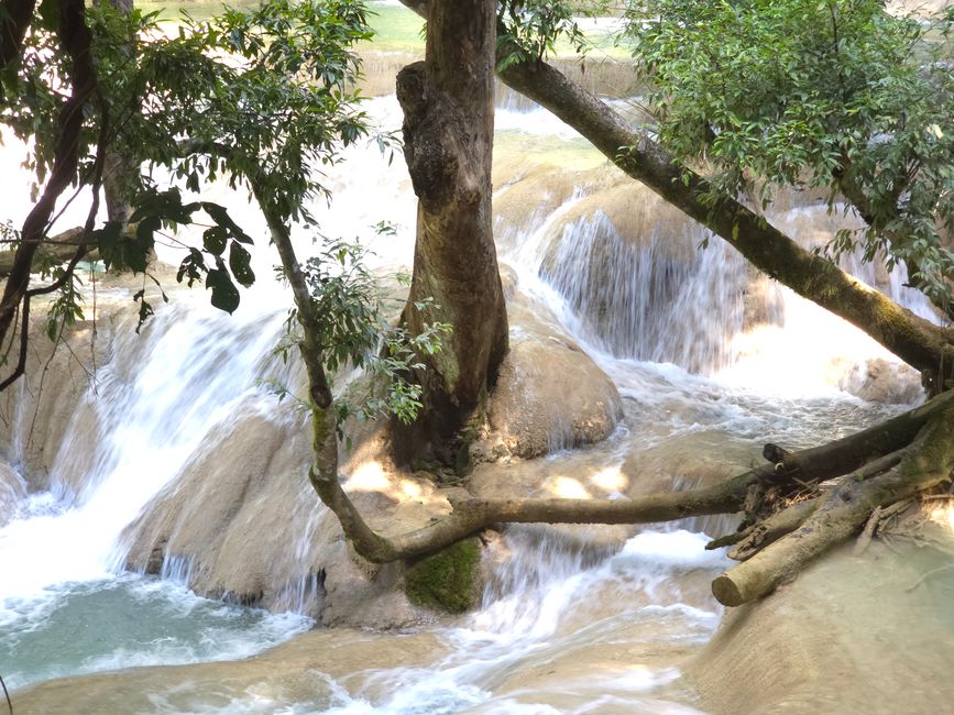Les chutes d'eau de Tat-Sae et Santi Chedi