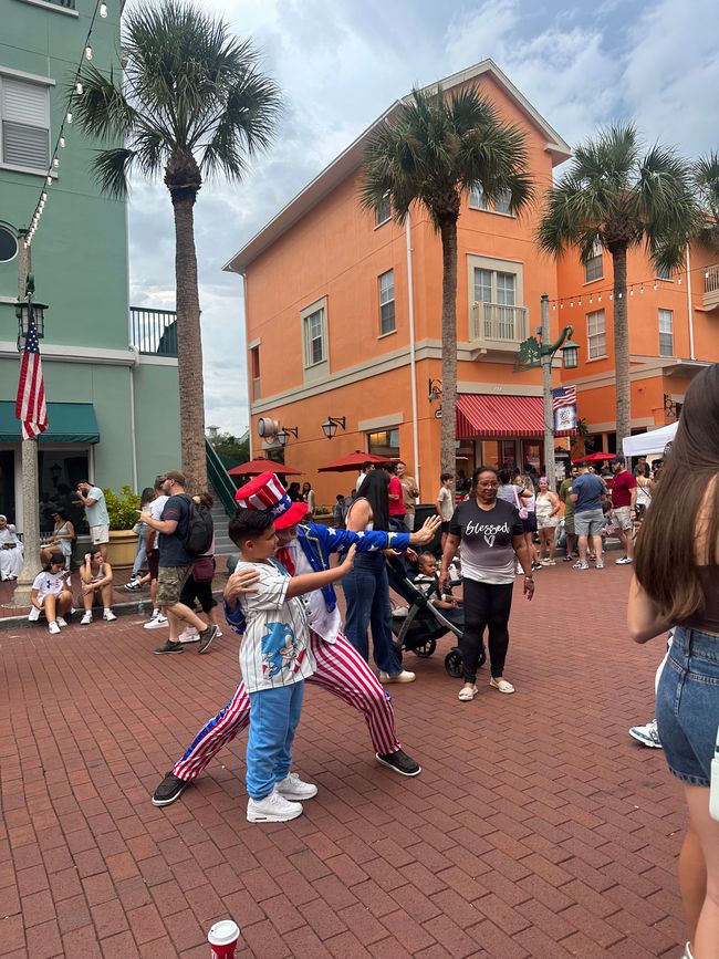Outlet och 4h of july
