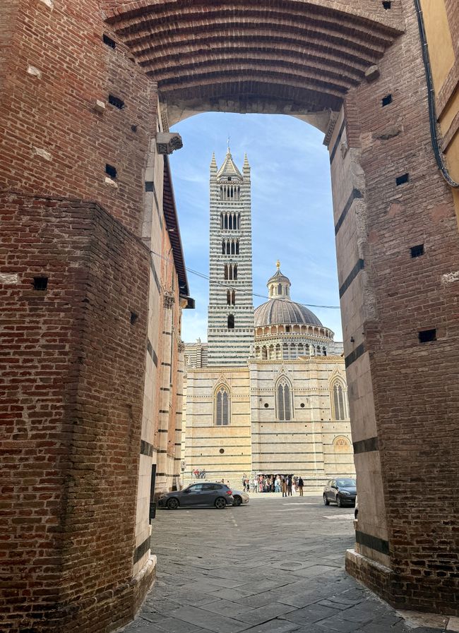 Der seperate Glockenturm des Doms.