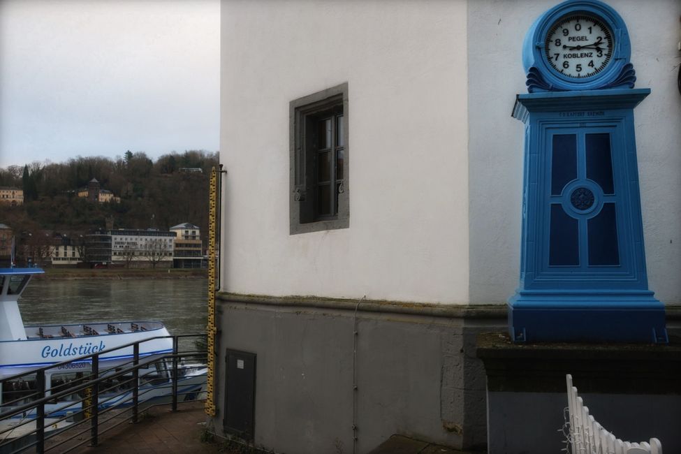 Das Pegelhaus, der große Zeiger zeigt den Meterstand und der kleine gibt die Zentimeter an. Also 3,22m am 31.12.2024🤔