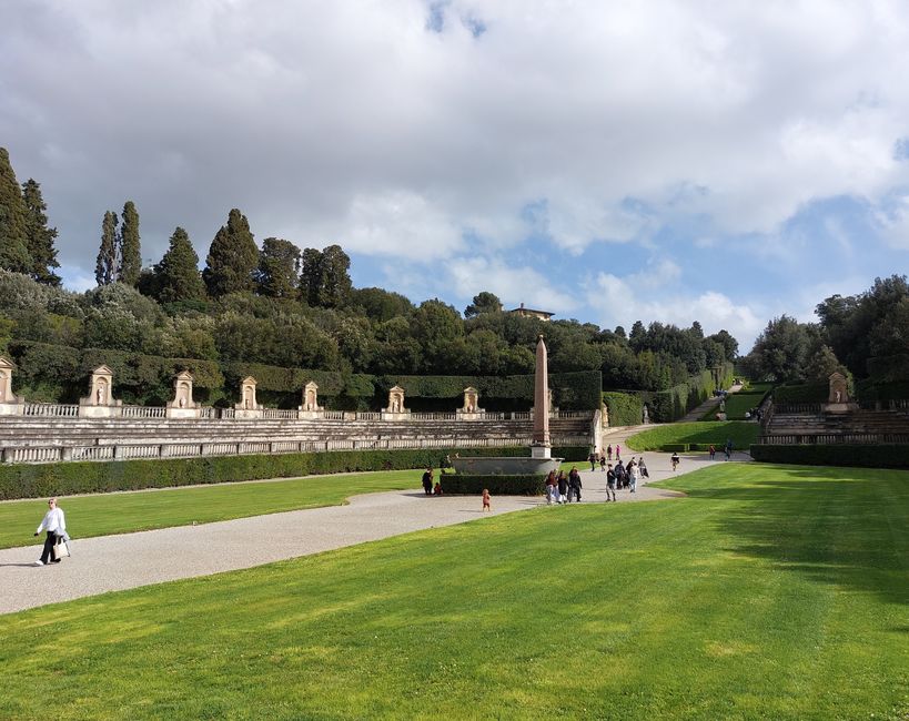 At the grave of the author of "Pinocchio" - Florence at a distance