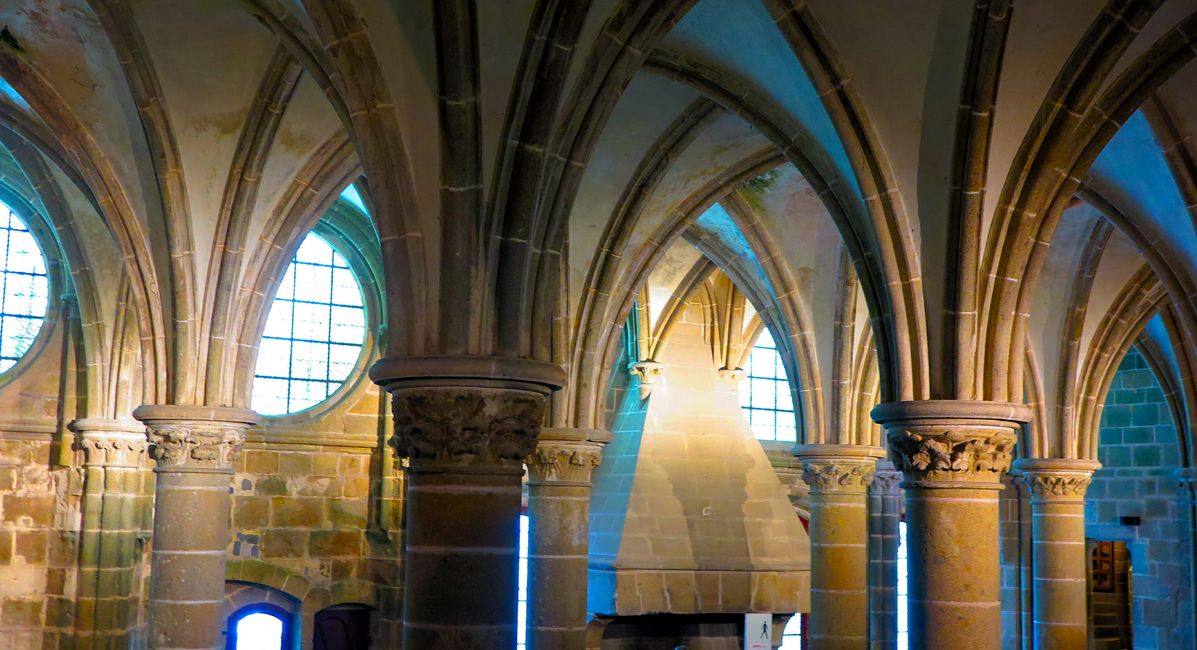 Kreuzgang, verspielte schlanke Säulen die so versetzt sind, das sie optisch eine Dreidimensionalität ergeben, was man als typisch normannisch bezeichnen kann.